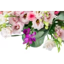 Kytice frézií, eustomy a růží